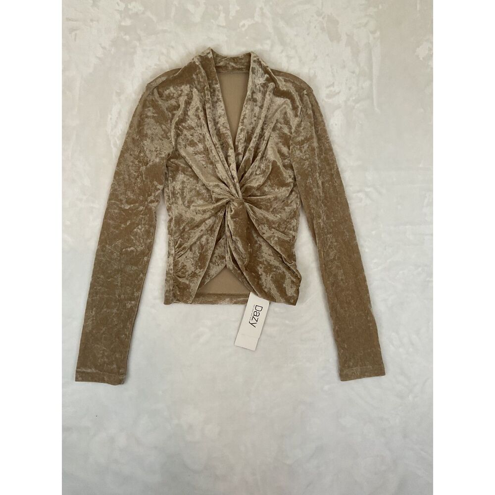 beige/tan metallic shimmer top from the brand Dazy